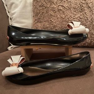 EUC sz 38/US 7.5 Ted Baker London black with white bow jelly flats